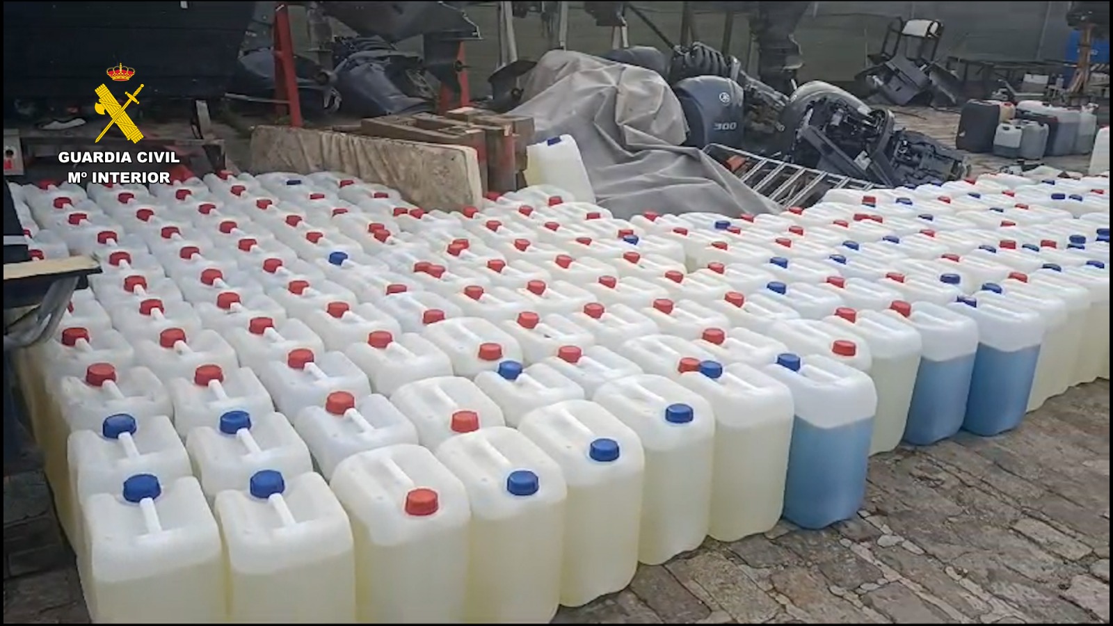 Garrafas de combustible destinado al narcotráfico, posiblemente | Guardia Civil