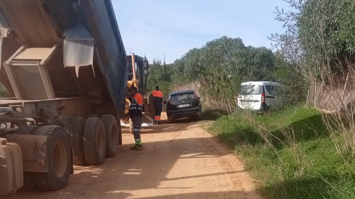 Las máquinas ya trabajan en hacer más transitable uno de los caminos afectados por las lluvias de este invierno