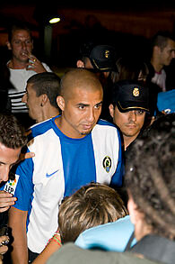 David Trezeguet, todo un Campeón del Mundo y delantero histórico de equipos como la Juventus de Turín, el AS Mónaco o el River Plate causó un gran revuelo a su llegada a Alicante, donde hizo 12 tantos pero no pudo evitar el descenso del Hércules CF. Fuente: Wikipedia