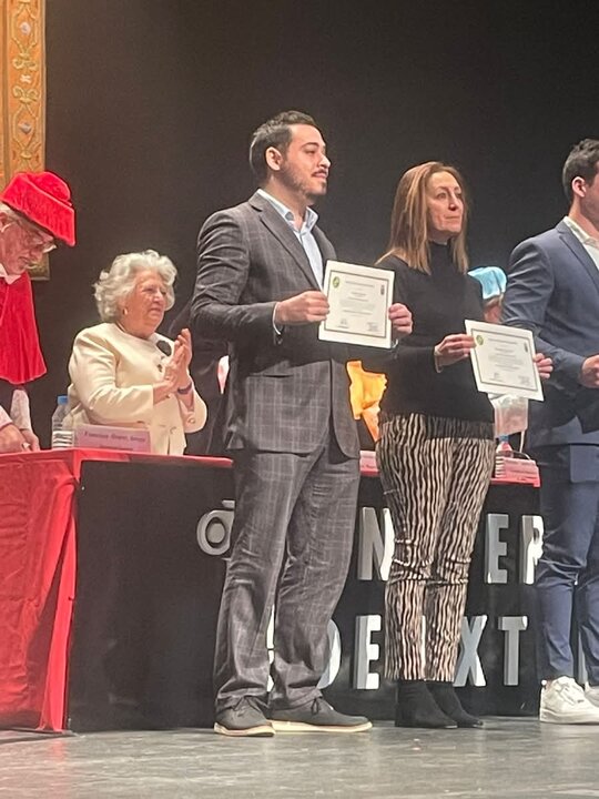 Iván Bartolomé Díaz recogiendo el Premio al Mejor Expediente.