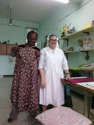 María Maya en la India con el traje a San Antonio Abad