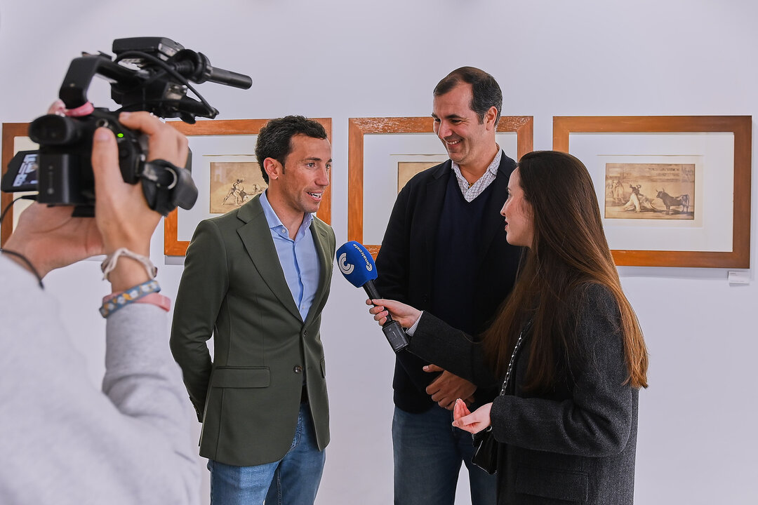 David de Miranda visita la exposición en Lepe | DDM