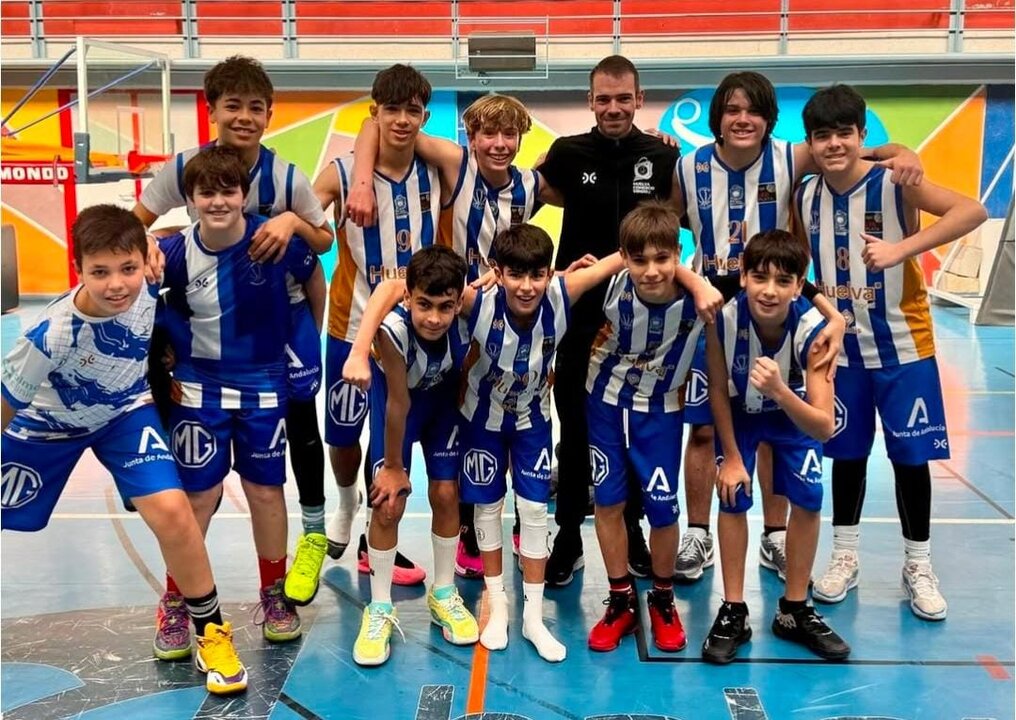 Antonio Quintero junto al equipo infantil que entrena durante esta campaña. Fuente: Imagen de archivo