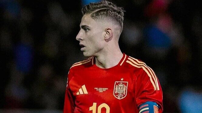 El campillero jugó 75 minutos en el empate ante República Checa y portó el brazalete de capitán. Fuente: Instagram oficial de Fermín López