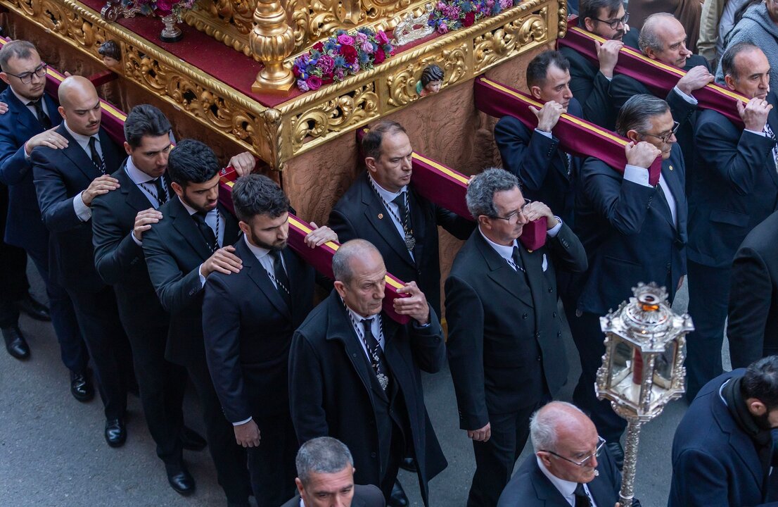 El Señor fue portado en las andas de la Virgen del Rosario gloriosa
