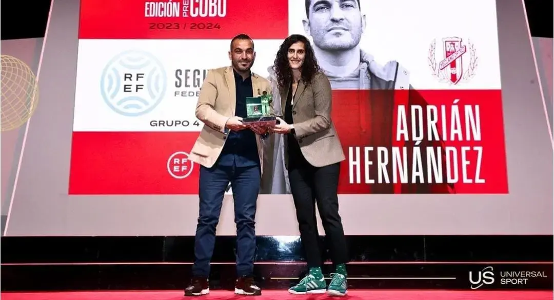 Adrián Hernández recibiendo su premio como mejor entrenador de Segunda Federación, 23 - 24 Fuente: Instagram de Adrián Hernández