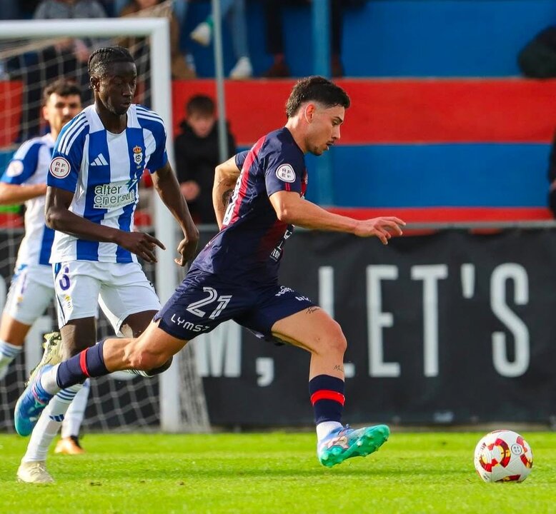 Imagen de Sato frente al Recreativo defendido por Boubacar Keita en la primera vuelta. Fuente: Instagram de Daniel Sato