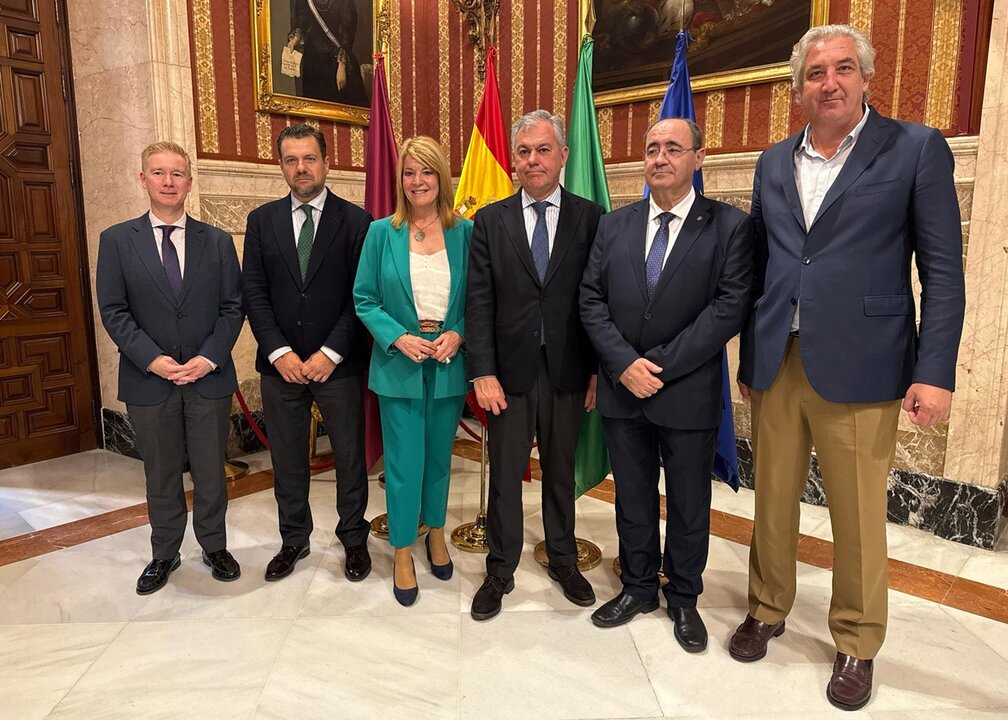 Los alcaldes con representantes institucionales
