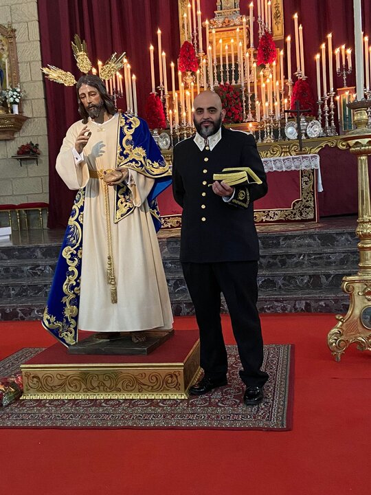 Tono de la O junto al Santísimo Cristo del Amor