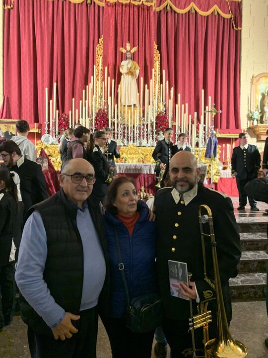 Tono junto a sus padres
