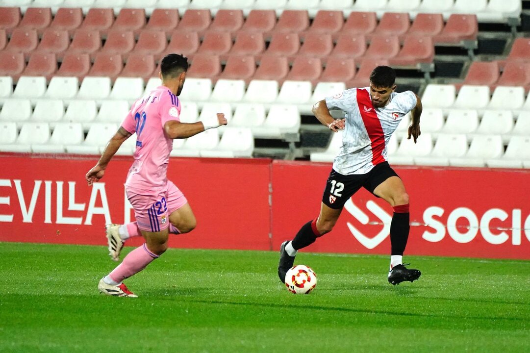 Raúl Navas en una jugada del partido. Fuente: X Sevilla Atlético