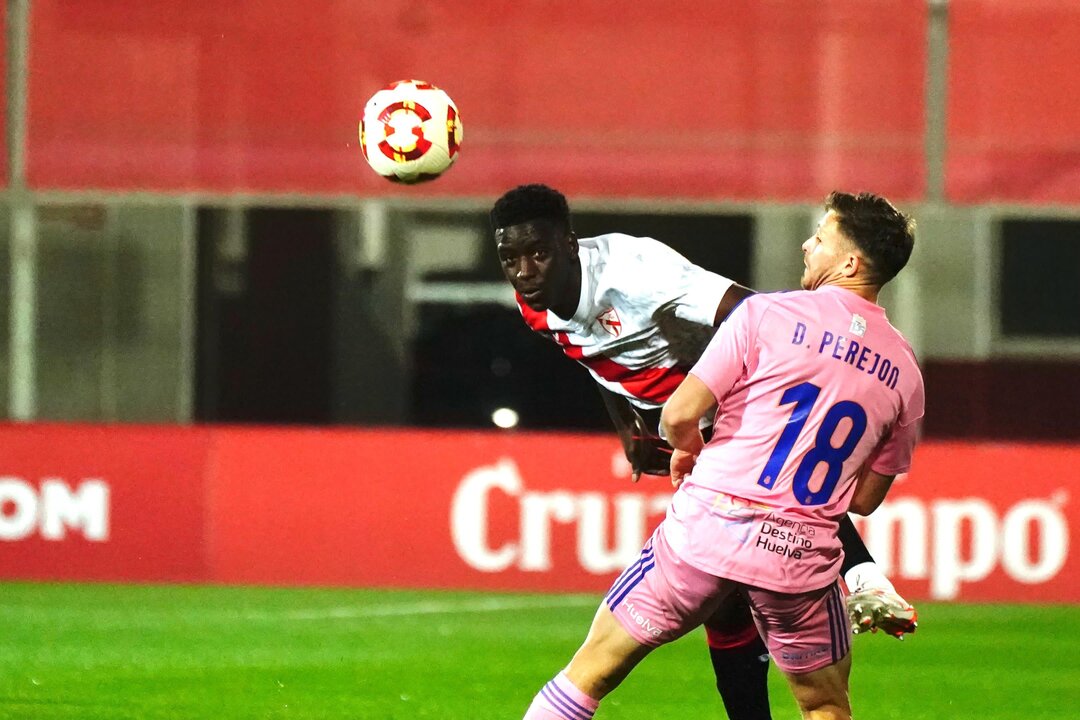 Dani Perejón luchando un balón. Fuente: X Sevilla Atlético
