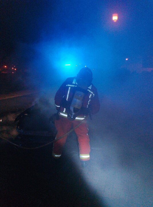 Bomberos apagando el incendio del vehículo