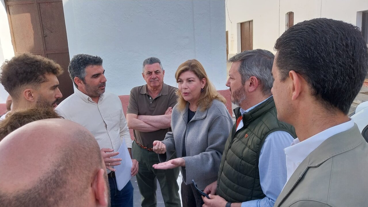 Berta Centeno conversa con el alcalde de Alosno