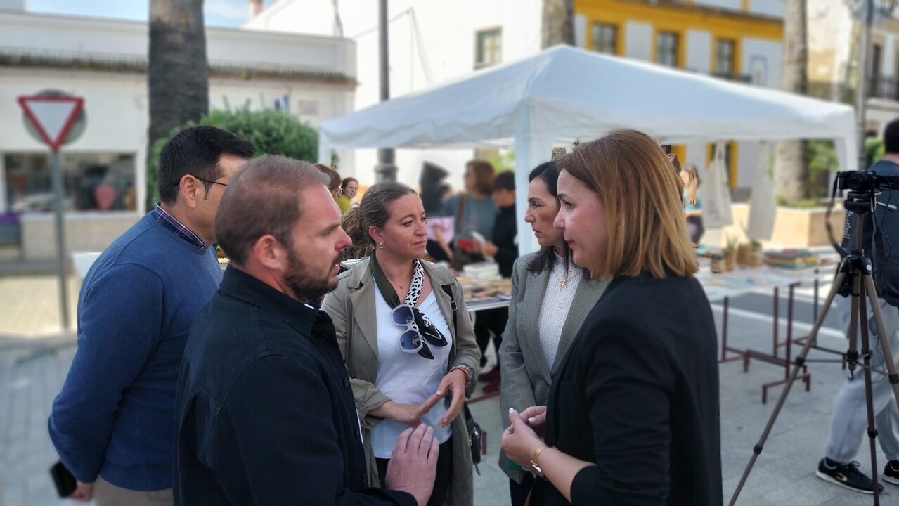 Eva Moya y los representantes de Tharsis