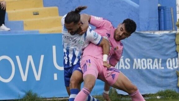 Disputa del balón en la segunda mitad. Fuente: Recreativo de Huelva