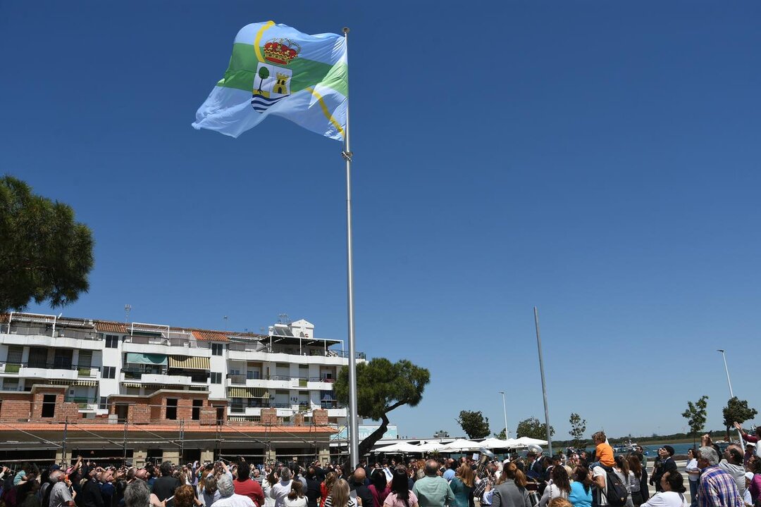 Izado de bandera. Fuente: Ayuntamiento de Punta Umbría