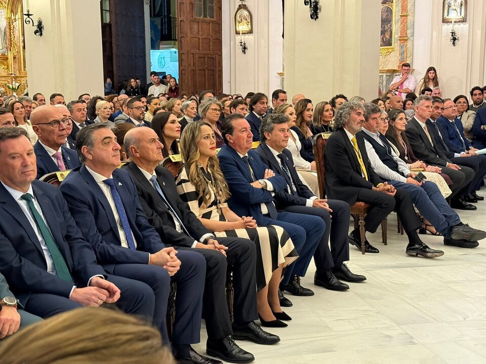 Autoridades en primera fila escuchan el pregón