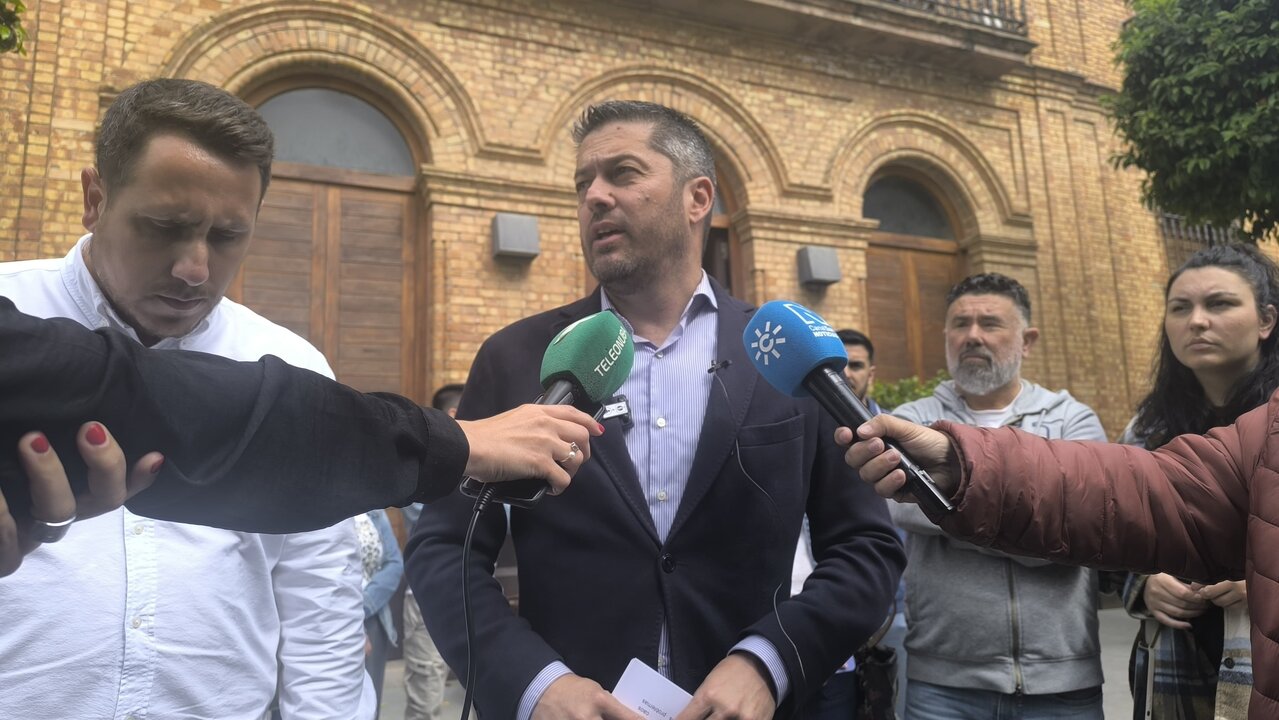 Baluffo ante el Ayuntamiento de Nerva