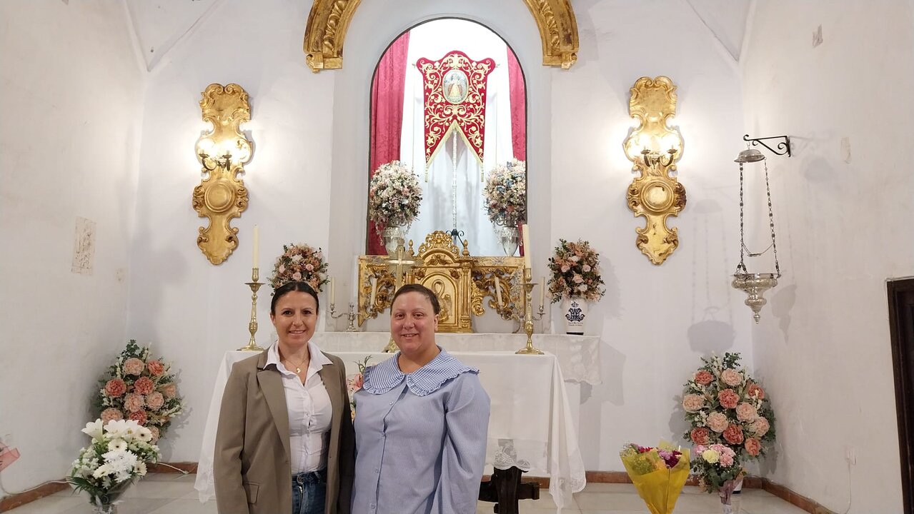 Coronada e Inés dos vocales de la Hermandad de Nuestra Señora de la Coronada