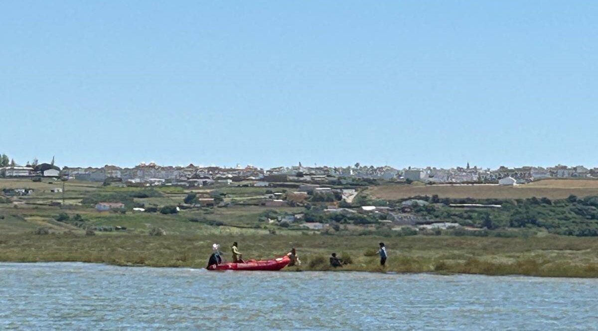 Menores atrapados en una zona de marismas del río Tinto