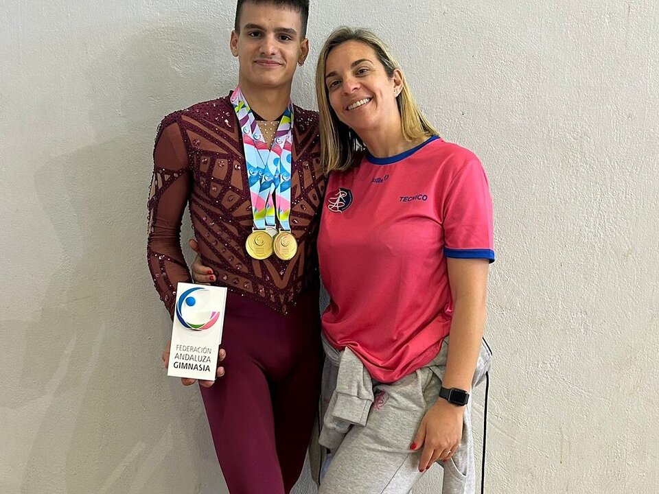 Jesús Casado celebrando sus trofeos con el CR Colombino