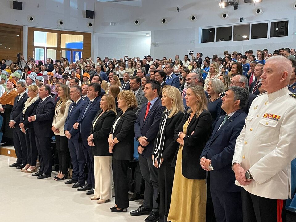 Autoridades y público en la investidura