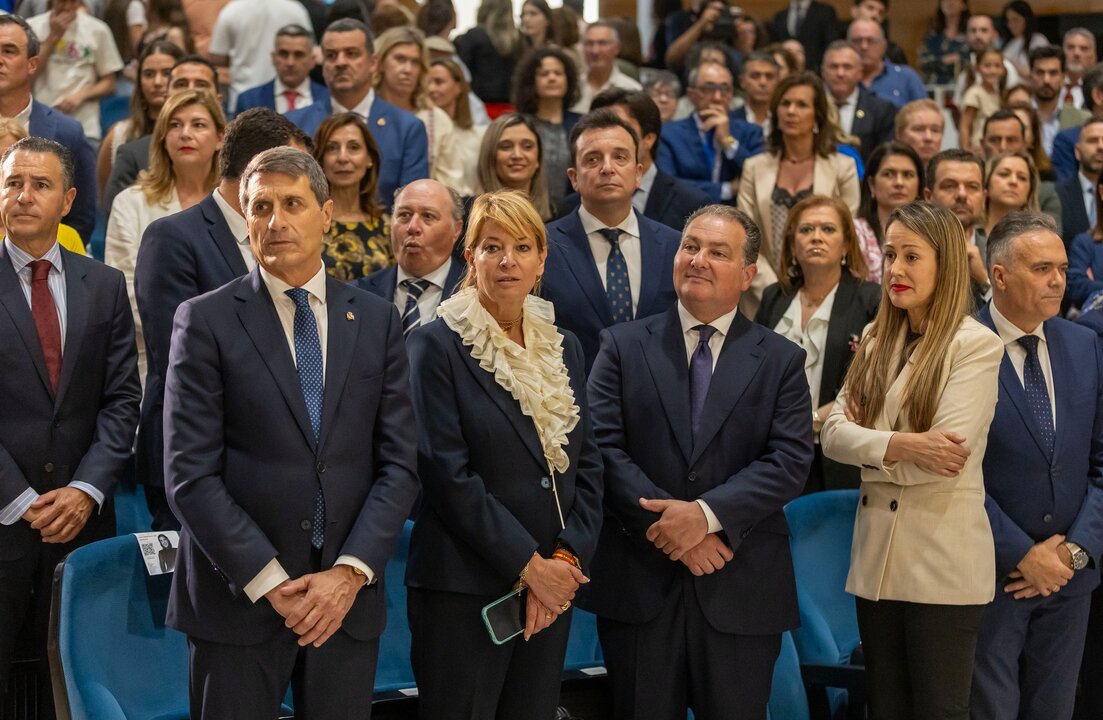 Autoridades y público