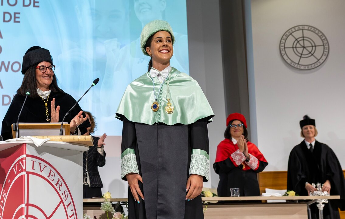 La rectora aplaude a Carolina Marín