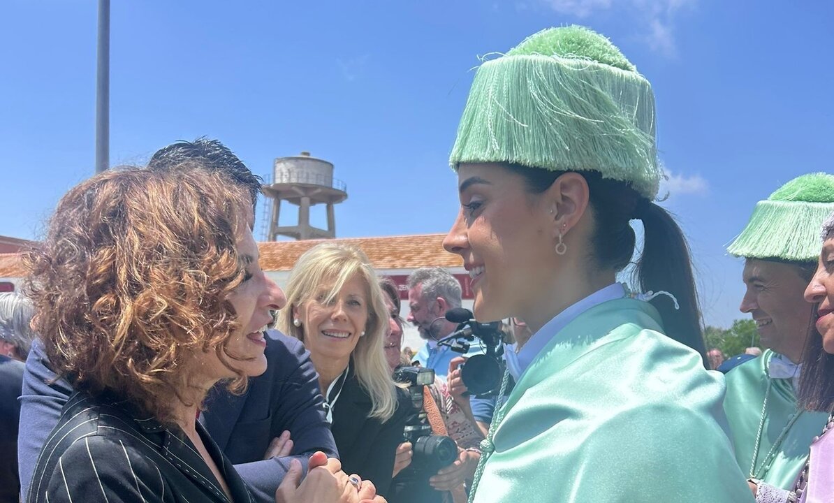 La vicepresidenta del Gobierno saluda a Carolina Marín
