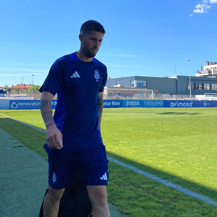 Antonio Domínguez llegando al estadio Fernando Torres. Fuente: X Fuenlabrada