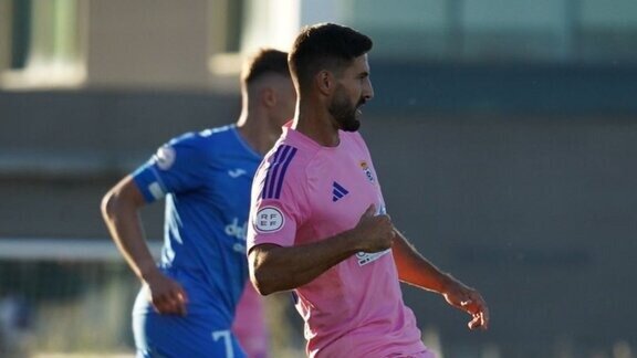 Raúl Navas en una acción de la segunda parte. Fuente: X Recreativo
