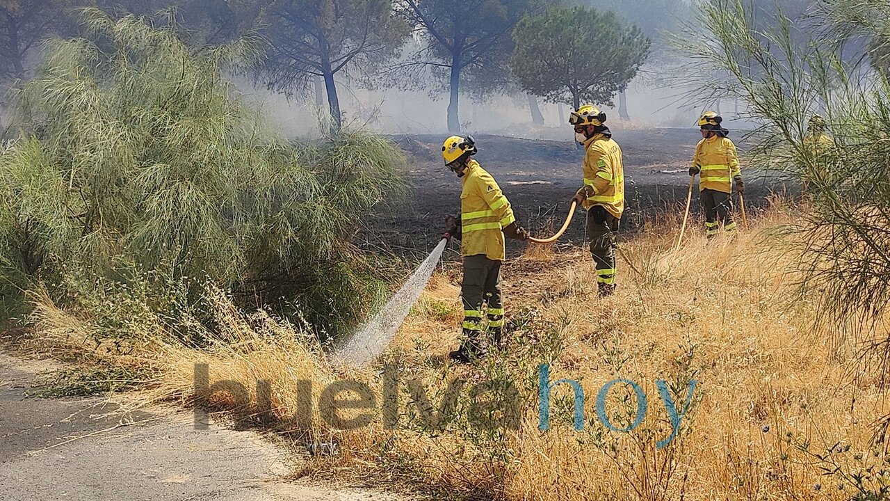 Bomberos en el lugar del incendio