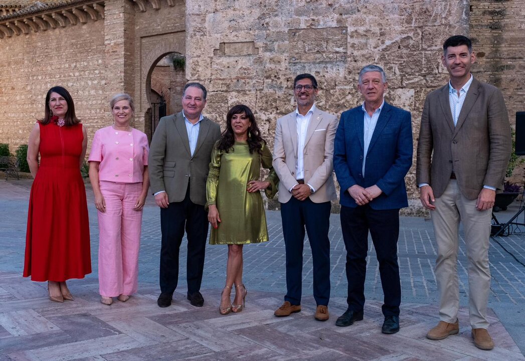 Toscano posa con otras autoridades e invitados