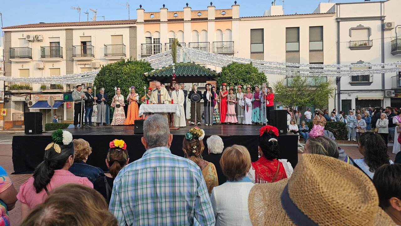 Numerosos olontenses en la Plaza de España