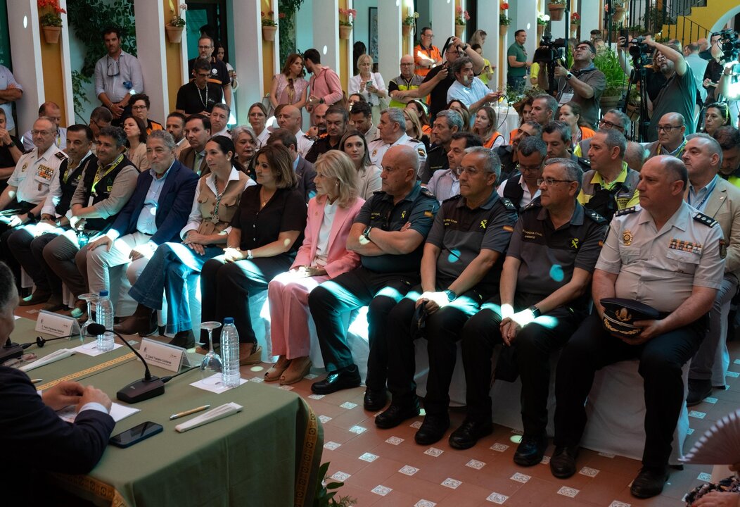 Autoridades y medios