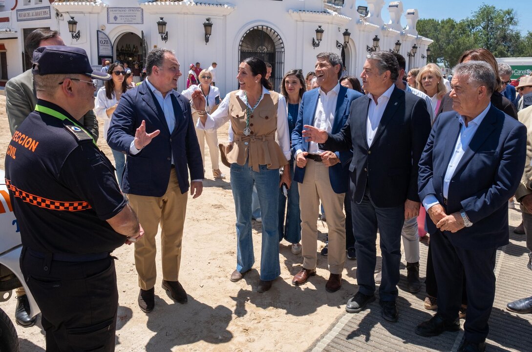 Loles López conversa con el presidente de Diputación