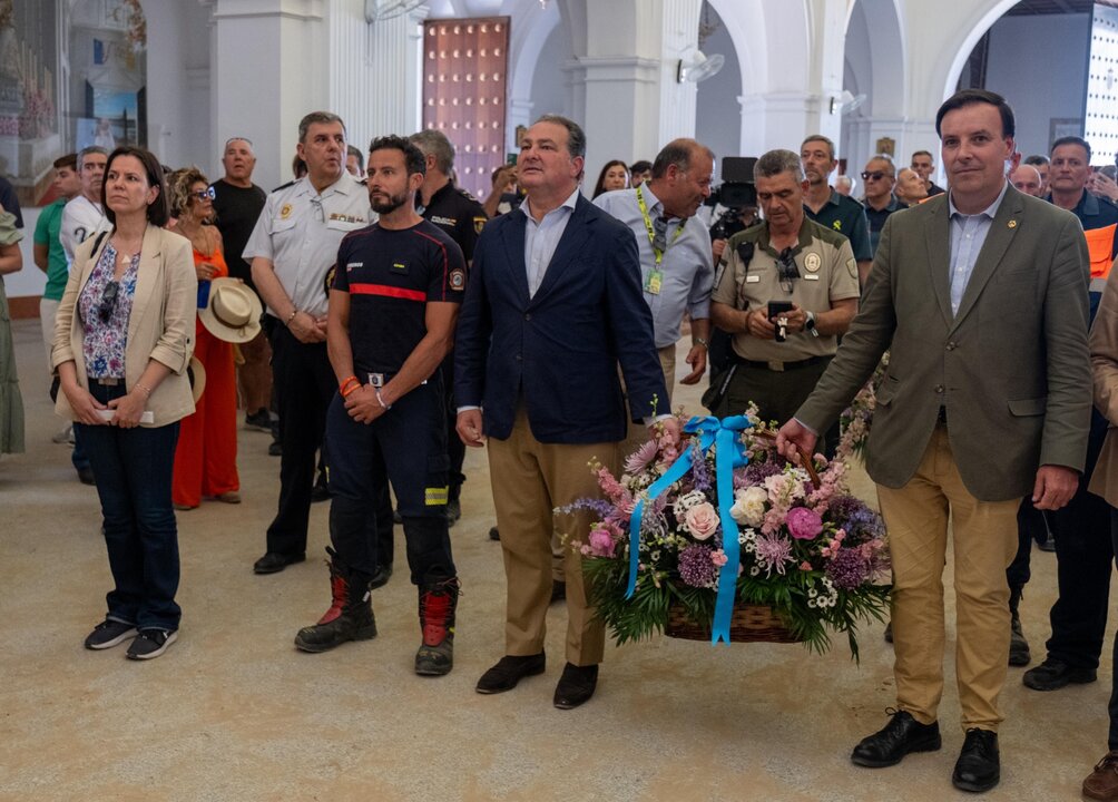 Toscano y Roda ofrendan flores a la Virgen