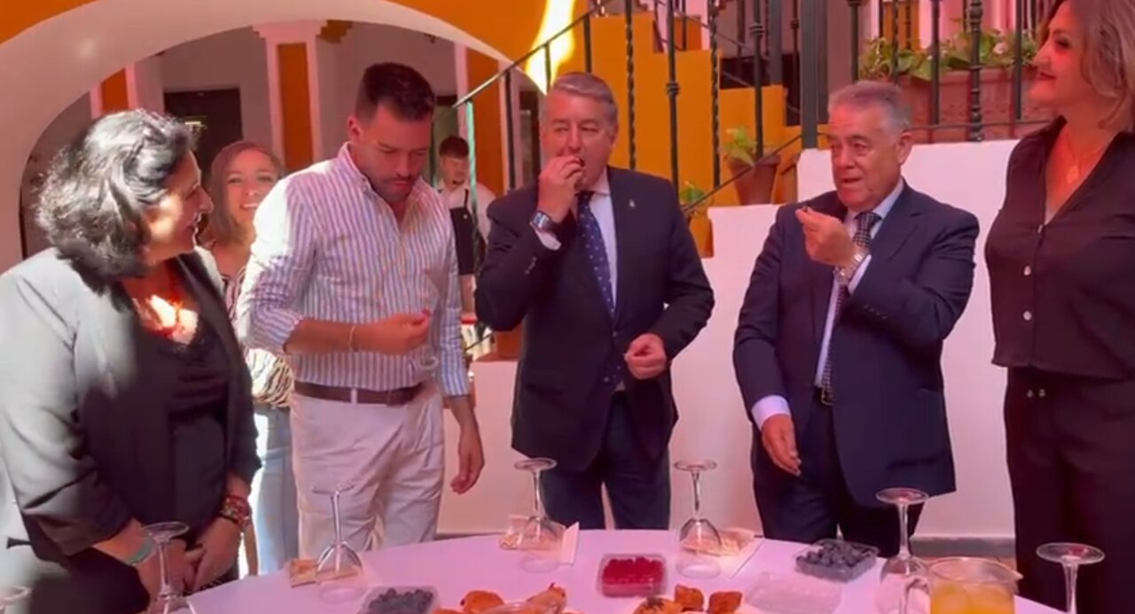 Los representantes políticos degustaron las fresas de Almonte antes de presentar el Plan Aldea.