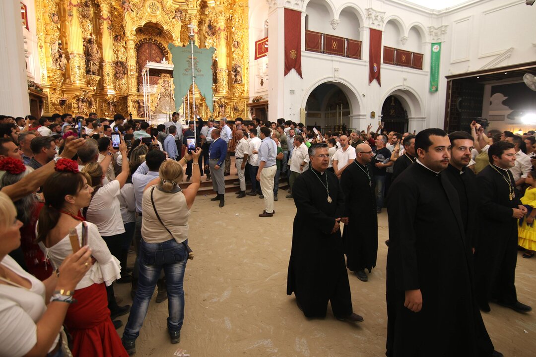 Expectación en el interior del santuario