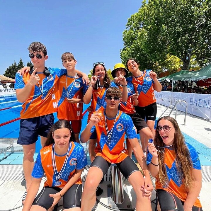 Miembros del Club Natación Huelva con medallas