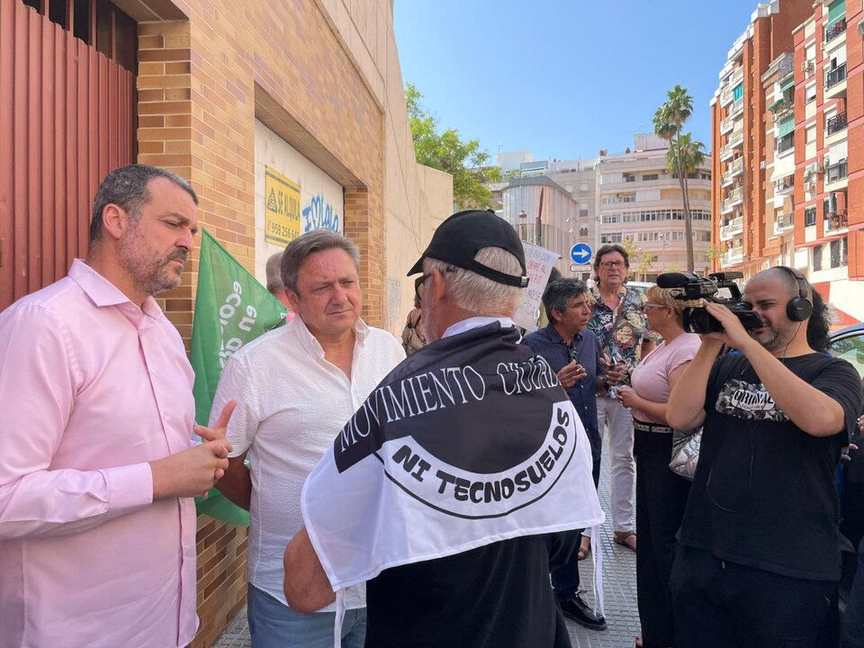 El alcalde de Nerva conversa con algunos asistentes a la concentración