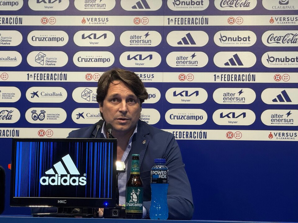 Adrián Fernández-Romero en rueda de prensa del Nuevo Colombino. Fuente: Carlos Martínez Brea.