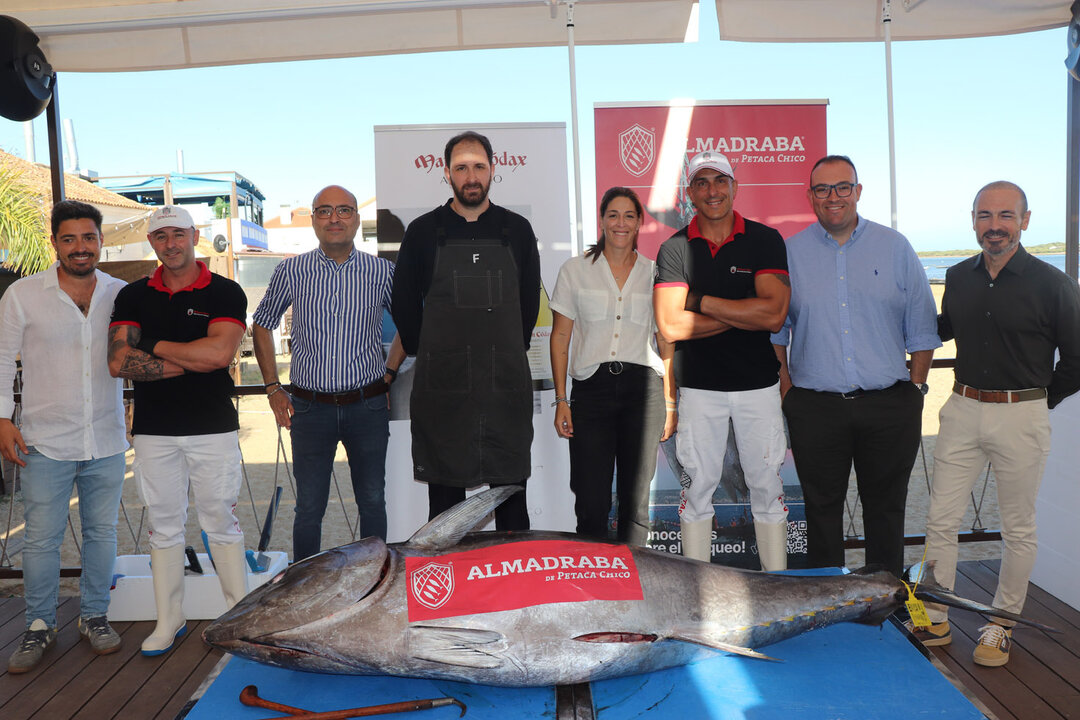 Los artífices del evento, tanto los propietarios de Fango, como los de las firmas colaboradoras junto al chef al inicio de la velada.