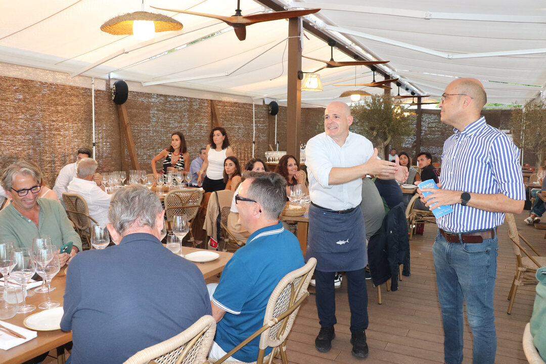 En pocas ocaciones se puede disfrutar de las explicaciones sobre las características de cada vino que se va a degustar, en armonía con cada plato.