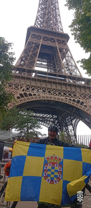 Juan José con la bandera de Moguer en París. Fuente: Ayto. Moguer