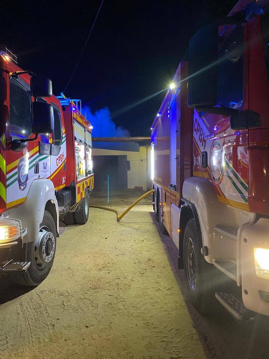 Bomberos en el incendio de la nave industrial. Fuente: Sab Bomberos Huelva Provincia