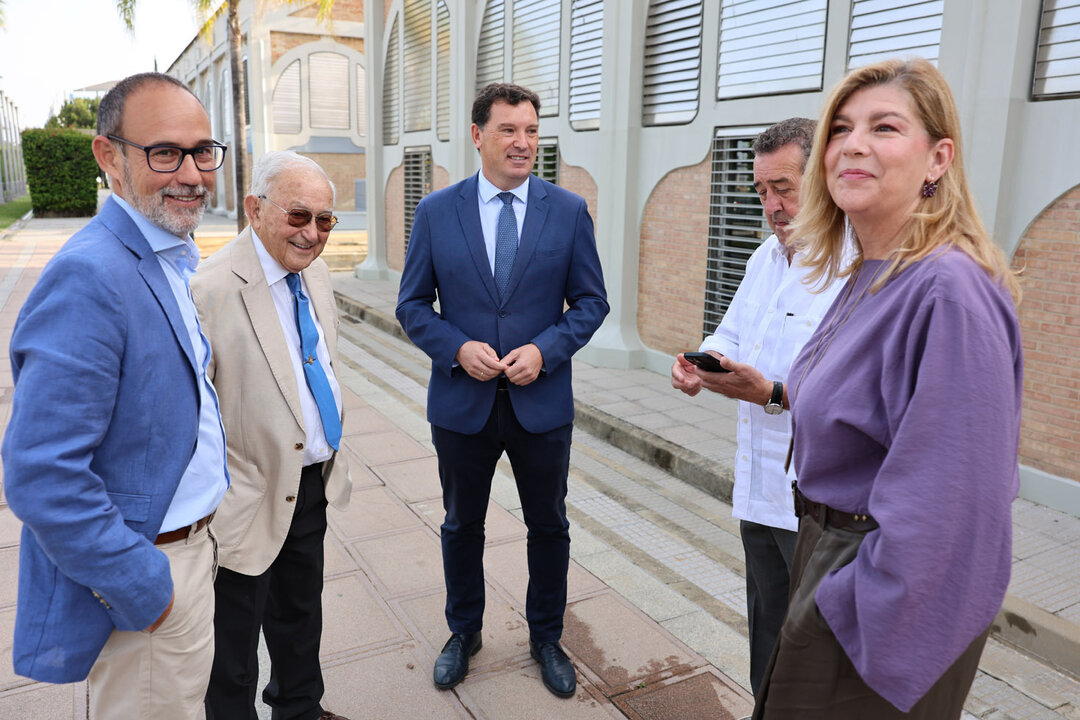 El presidente del Puerto, Alberto Santana, junto a la parlamentaria andaluza Berta Centeno e invitados empresariales.
