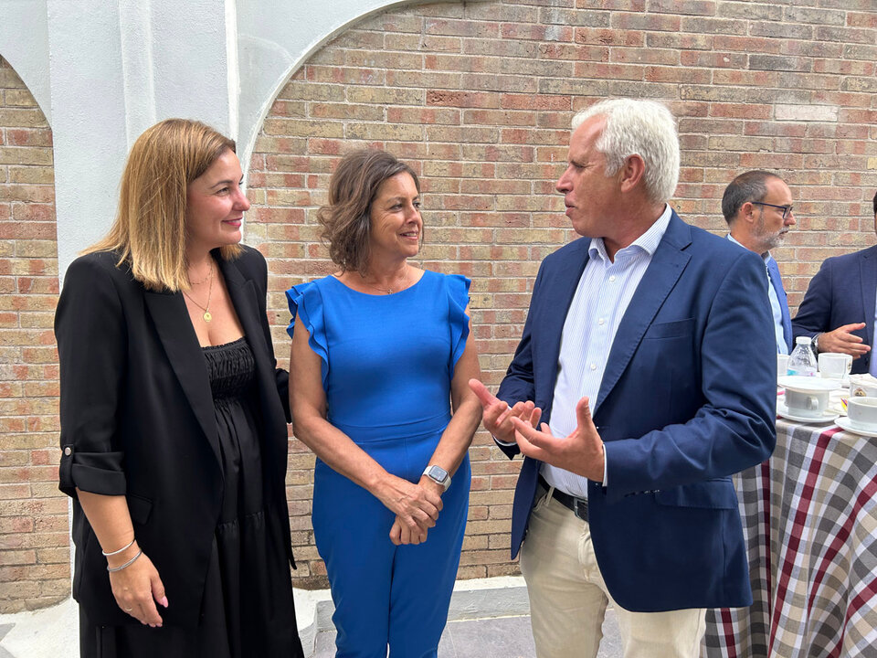 La consejera con la teniente de alcalde de Cartaya Eva Moya y el edil Manuel Bendala.