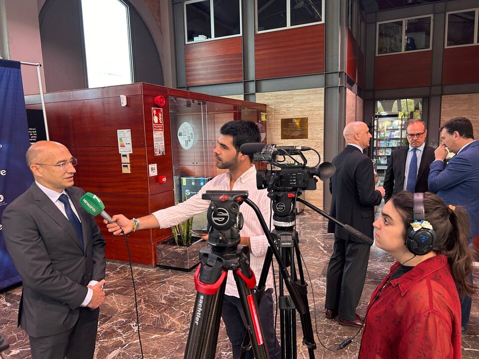 Antonio Joyanes, vicepresidente de Energy Parks de Moeve, atiende a los medios de comunicación.